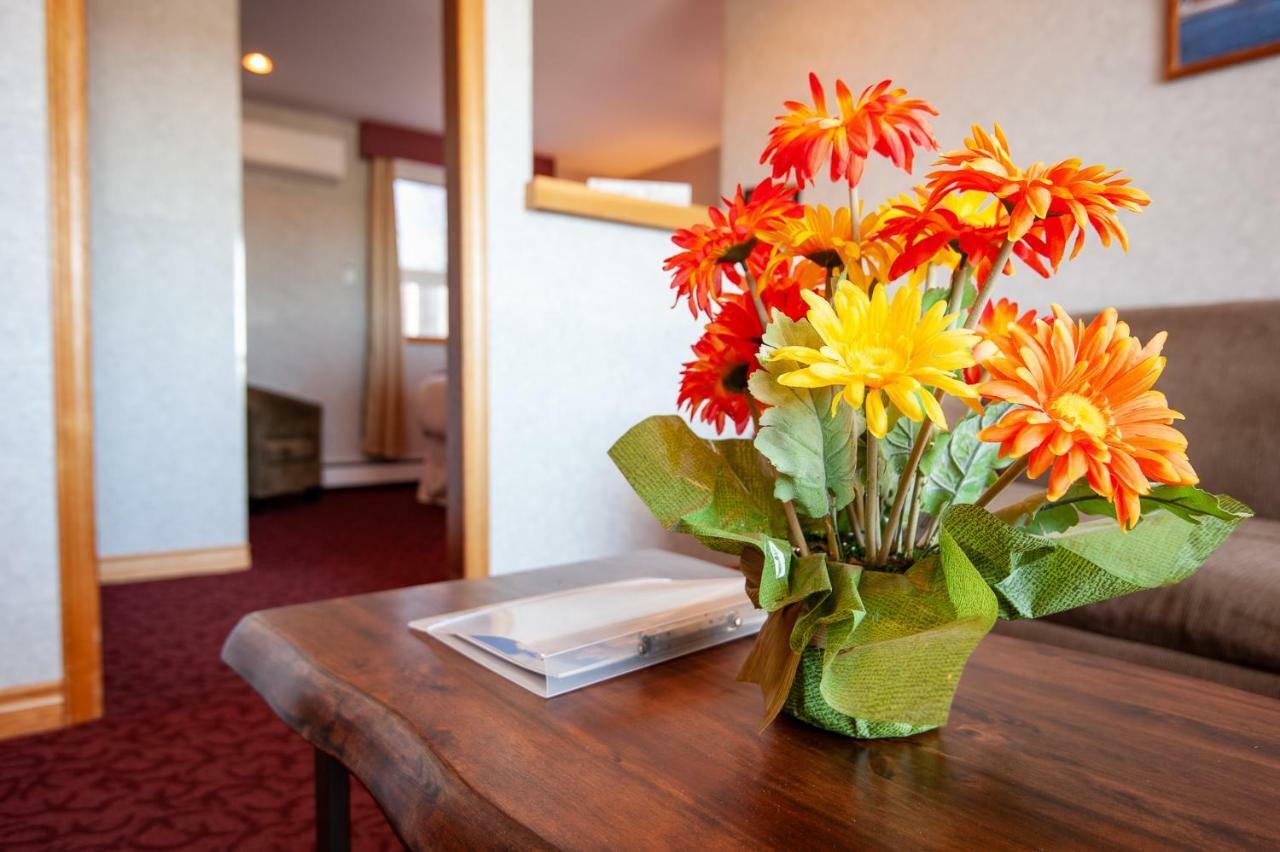 Dutch Inn Cornwall Экстерьер фото