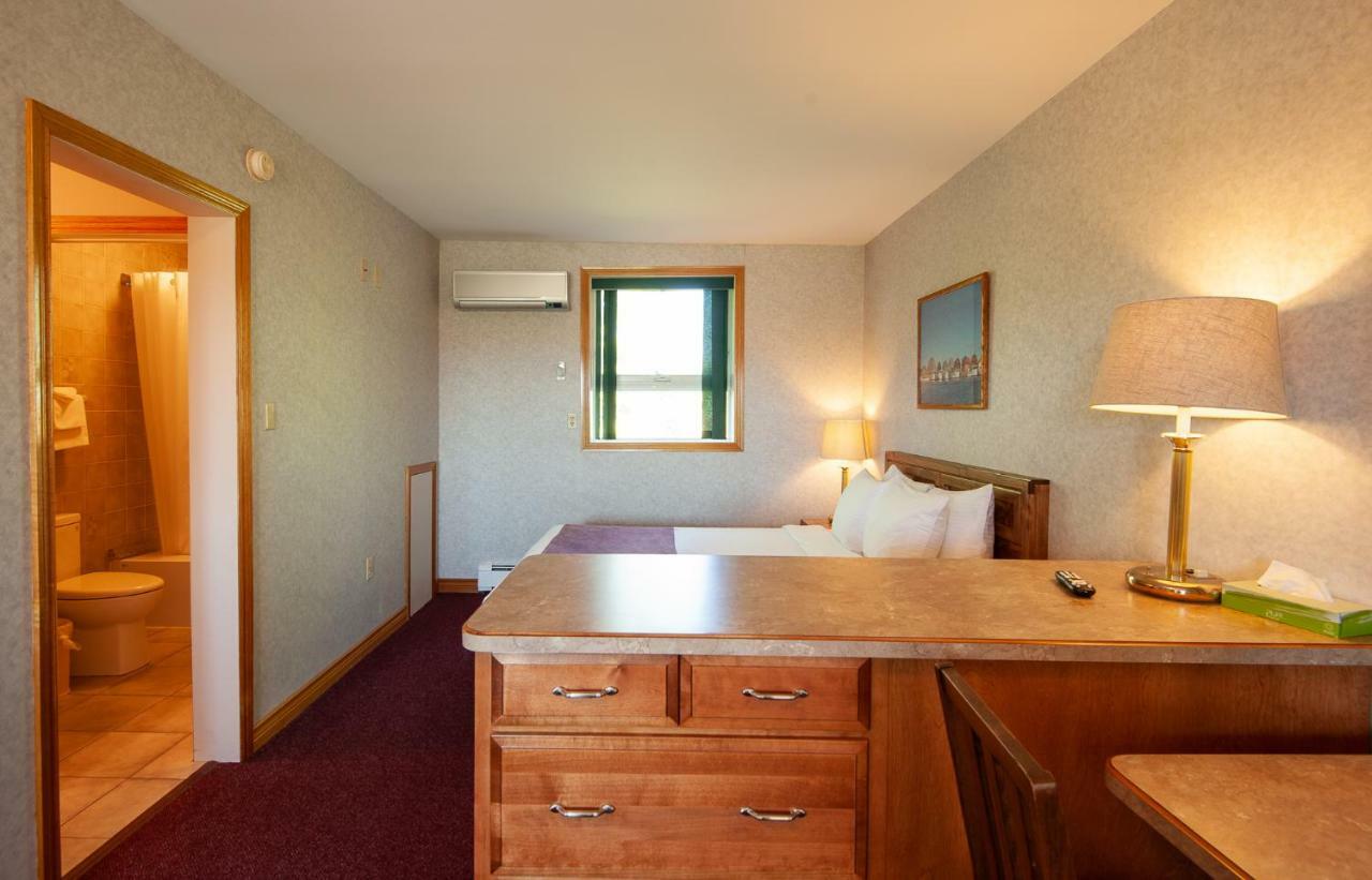 Dutch Inn Cornwall Экстерьер фото