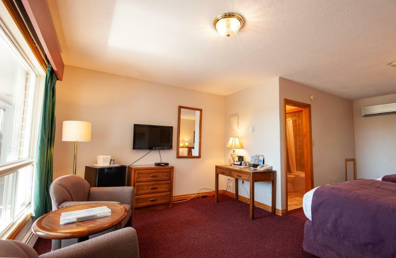 Dutch Inn Cornwall Экстерьер фото