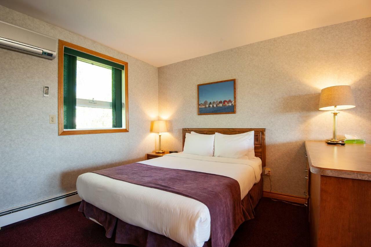 Dutch Inn Cornwall Экстерьер фото