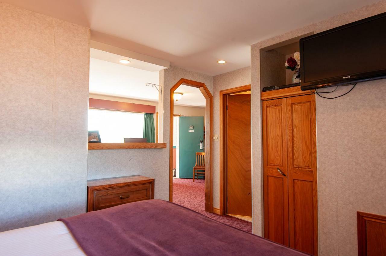 Dutch Inn Cornwall Экстерьер фото