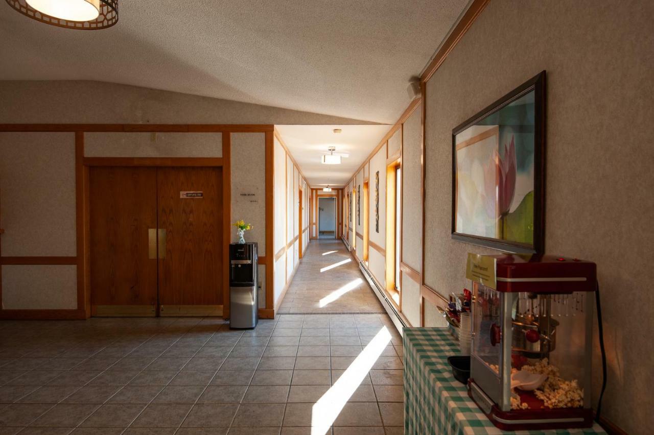 Dutch Inn Cornwall Экстерьер фото