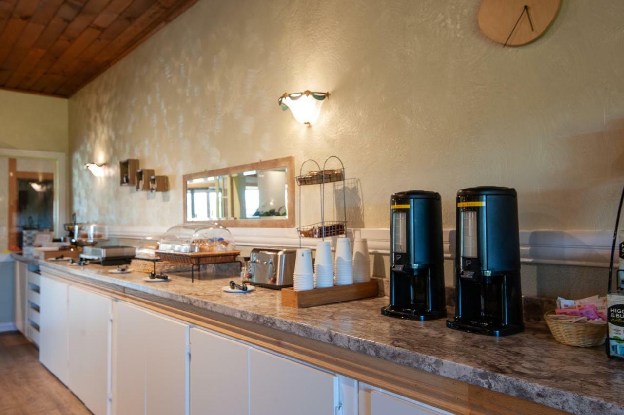 Dutch Inn Cornwall Экстерьер фото