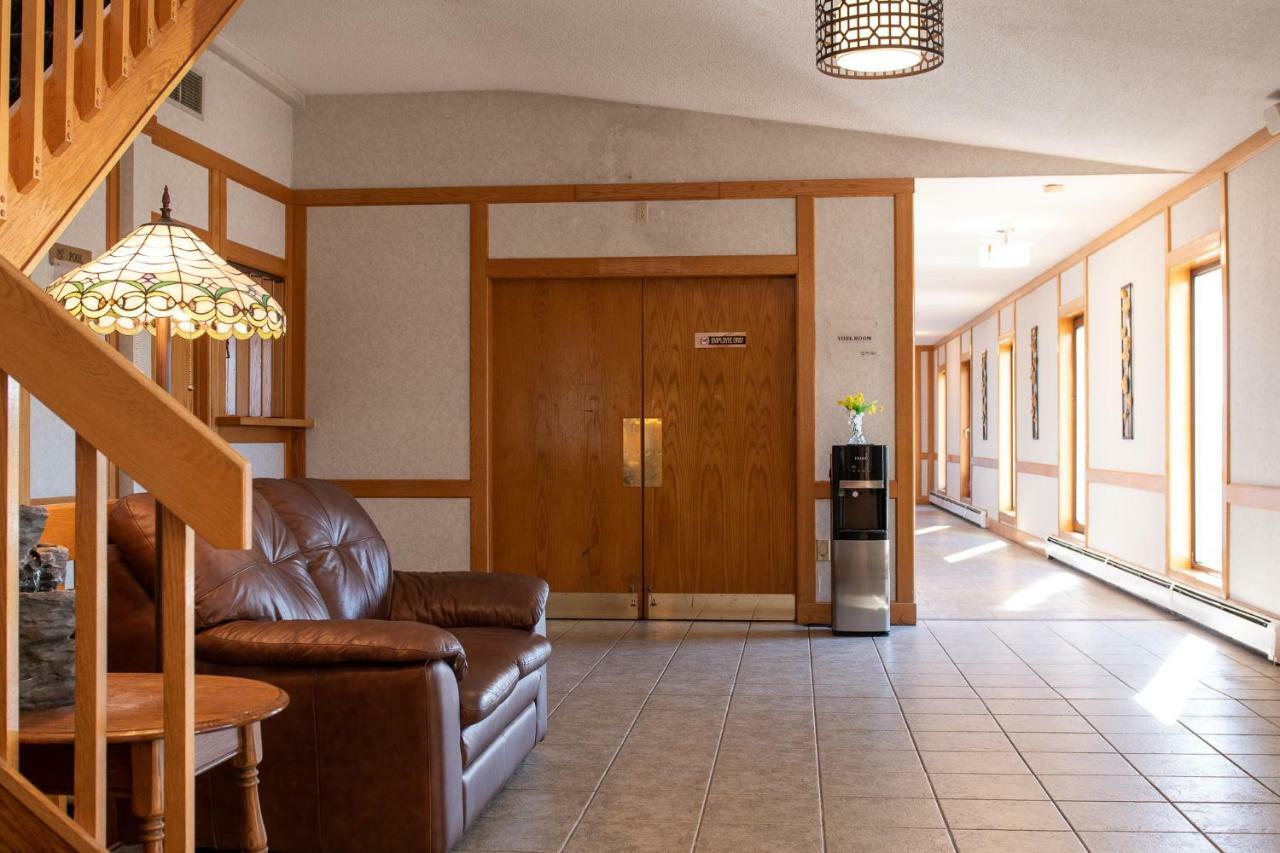 Dutch Inn Cornwall Экстерьер фото